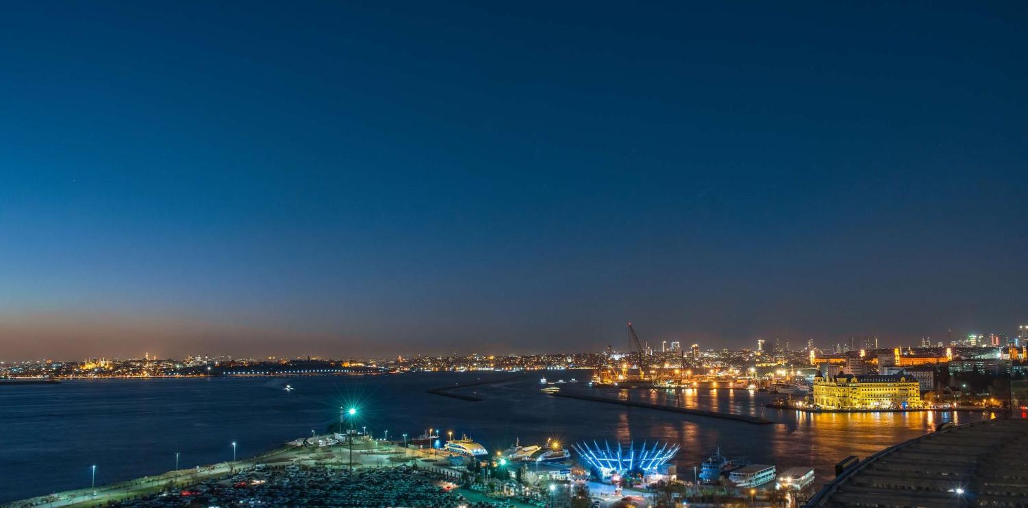 Doubletree By Hilton Istanbul - Moda Exterior photo View of Long Beach at night