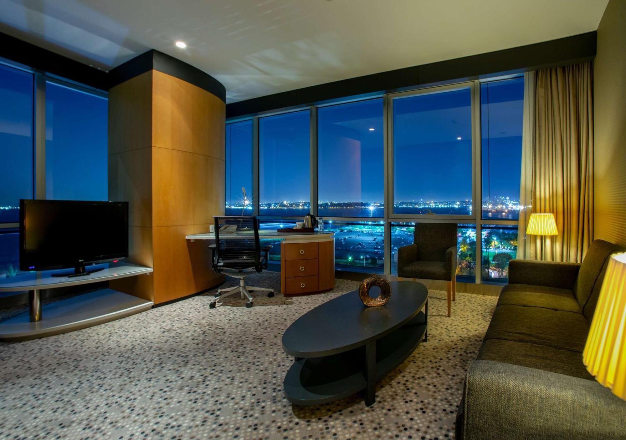 Doubletree By Hilton Istanbul - Moda Exterior photo A suite at the hotel